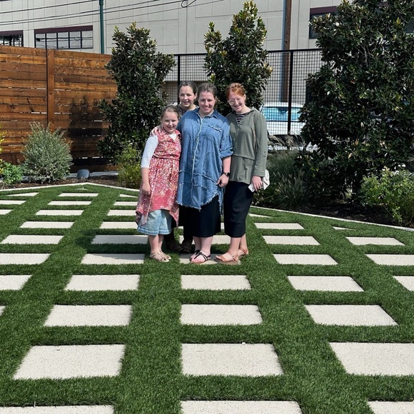 Hi! I’m Krystine! Always looking for bundles to buy! Ladies clothes from xs-xl. - Picture 7 of 11